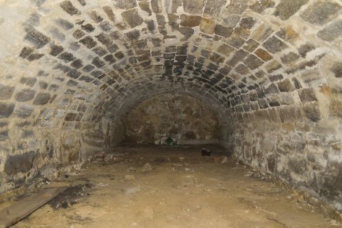 Überwölbter Kellerraum unter Haupthaus im hinteren Bereich anstehender Fels, ehem. Gasthofs zum Weißen Schwanen