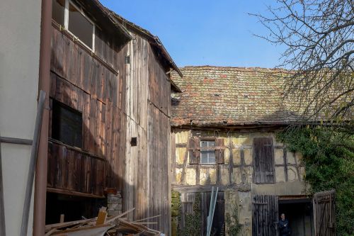 Links: Dreigeschossiger, verbretterter Laubengang und Scheune (1845/47), rechts: Hofseite der Scheune von 1655