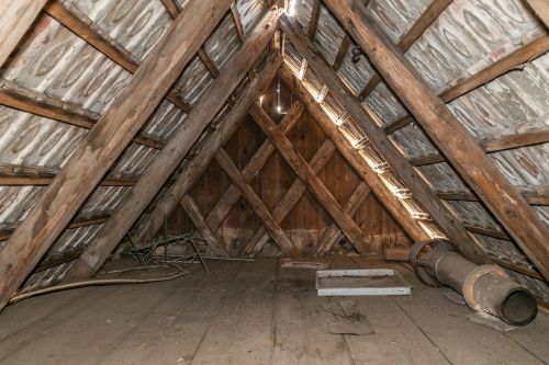 3. Dachgeschoss: Rautenfachwerk mit Verschalung, Spuren einer Ausmauerung im unteren Bereich