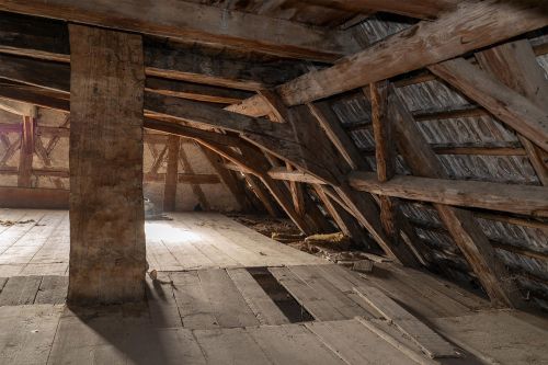 1. Dachgeschoss: Liegender Stuhl, Betondachsteine mit mandelförmiger Aufkantung auf der Innenseite