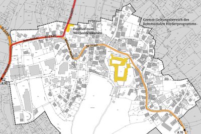Thurnau mit Verlauf der St 2189 und St 2689 durch das Zentrum rot markiert: geplanter Ausbau der Trasse bis zur Einmündung in die Bahnhofsstraße, dann Richtung A70; Karte aus Gestaltungsfibel - Markt Thurnau, S.9