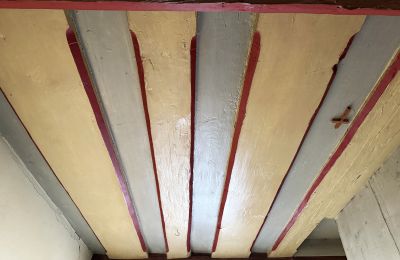 Balken-Bolendecken im 1. OG: Auffällig ist, dass die Balken im Wechsel schmal oder breit sind. Die Zerrbalken sind schmal und die breiten Balken eigentlich dicke Bohlen, die aus mächtigen Stämmen gesägt wurden.