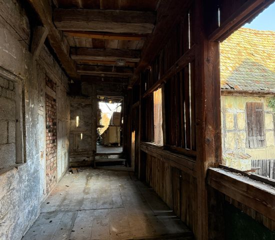 Laubengang, 1. OG, am Nebengebäude mit Scheune rechts im Bild