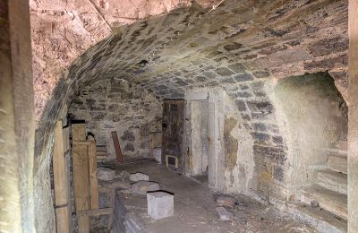 Überwölbter Kellerraum, Boden: Sand teilweise Steinplatten; Wände: unregelmäßiges Bruchsteinmauerw., gespitzte Oberfläche; Gewölbe aus sorgfältig bearbeiteten Sandsteinquadern