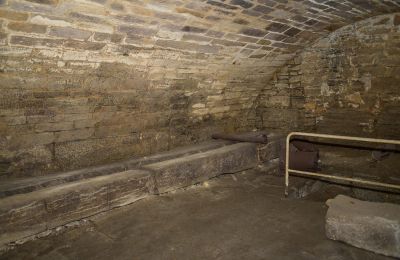 Überwölbter Kellerraum mit Fassauflagern für Bierfässer