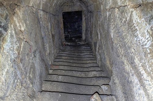 Treppe zu tiefer liegenden Kellern, die unter den heutigen Getränkemarkt reichen