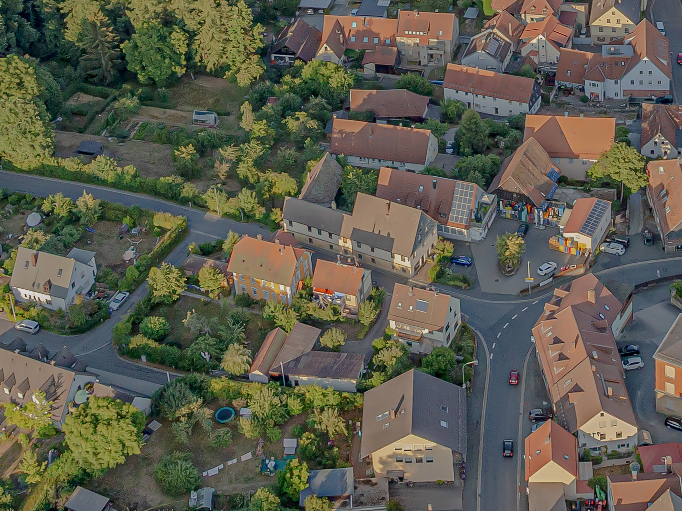 Ehem. Gasthof zum Weißen Schwanen am Ortseingang des Ortskern-Ensembles - Luftbild: Ingo Bäuerlein -  www.FrankenAIR.de