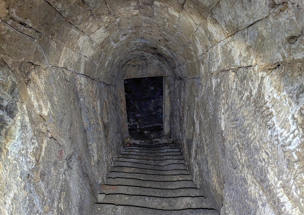 Treppe vom 1. UG unter Haupthaus zu tiefer liegenden Kellern. Diese reichen unter den heutigen Getränkemarkt